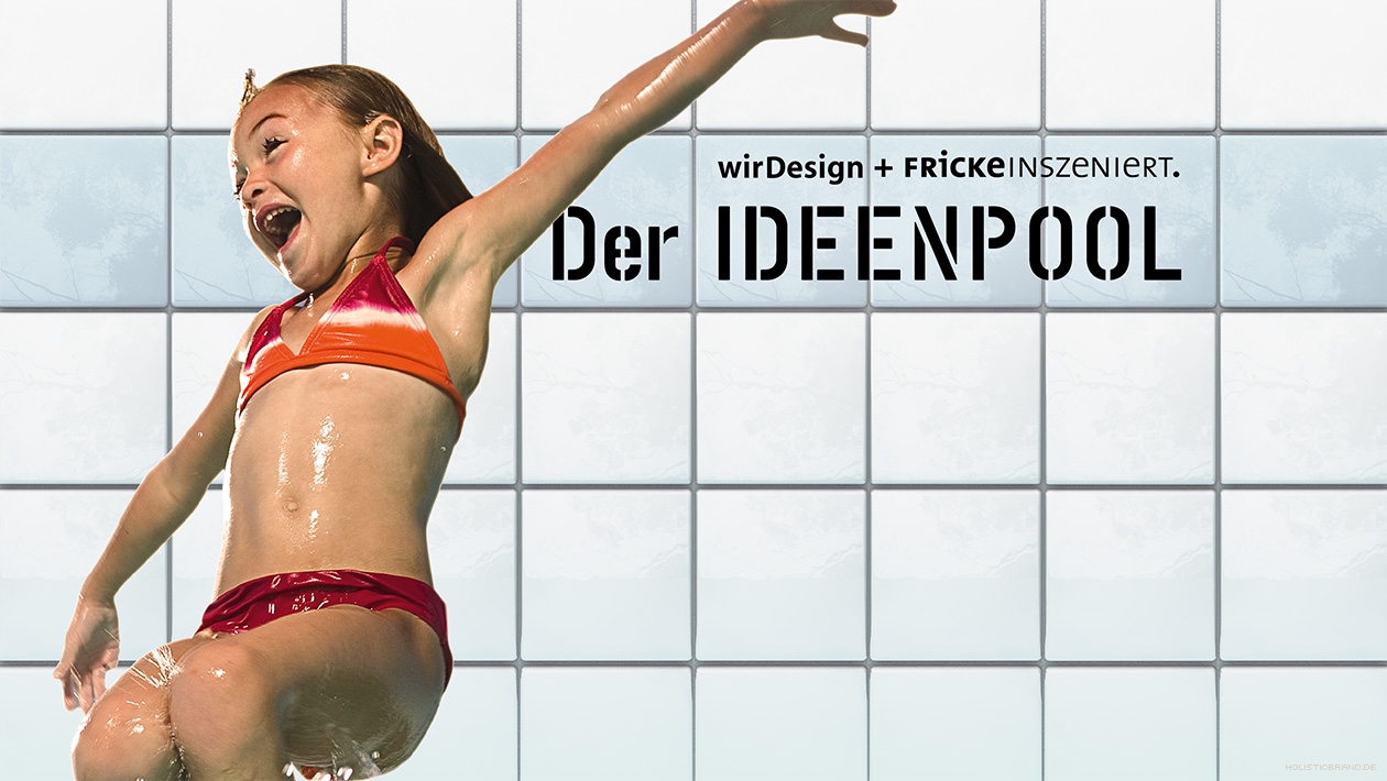 Ein fröhliches Mädchen in Bikini und Sprungpose vor einer Kachelwand