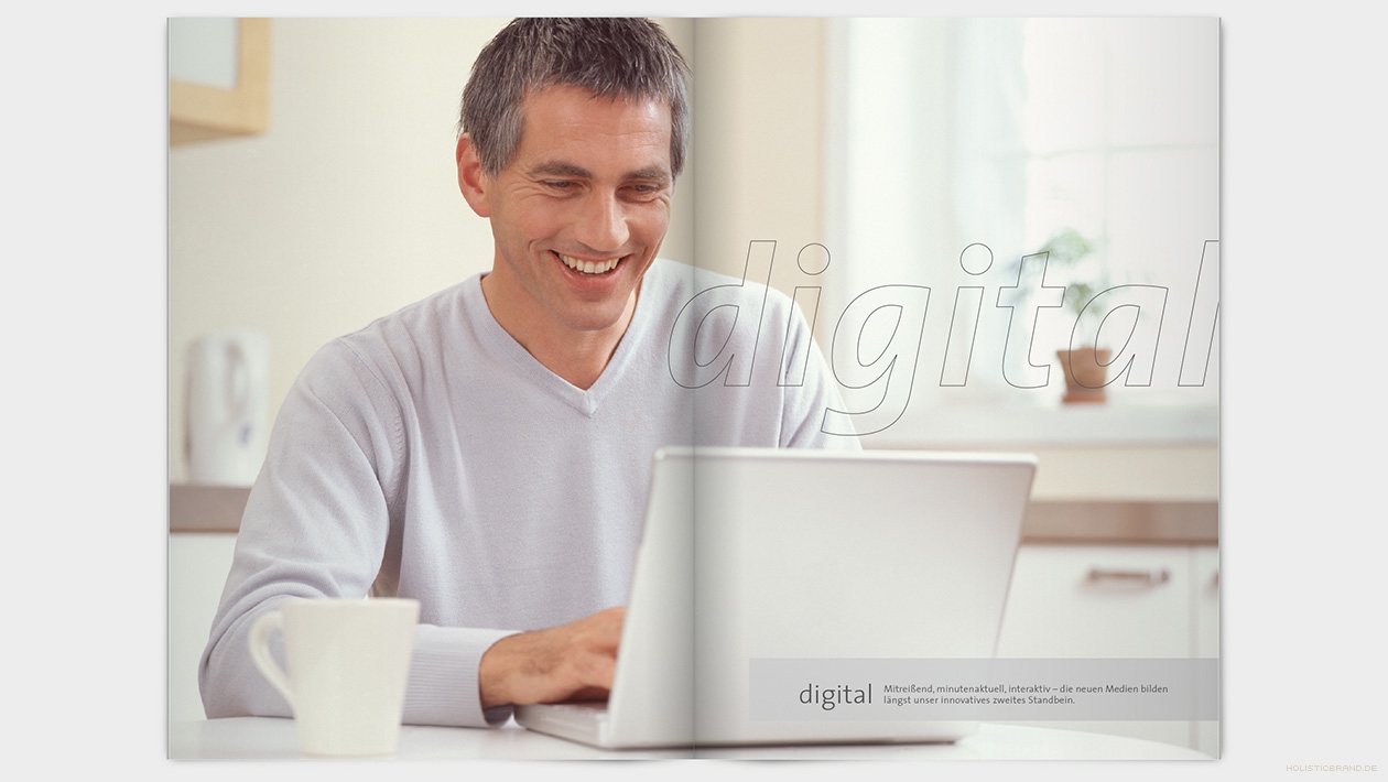 Layout einer Doppelseite mit Schriftzug "digital": Ein Mann sitzt am Laptop