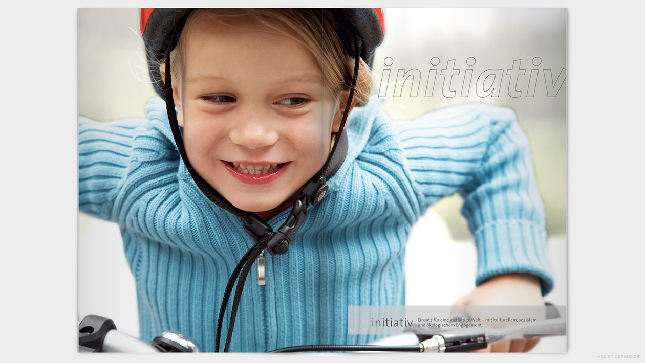 Layout einer Doppelseite mit Schriftzug "initiativ": Großansicht eines Kindes auf einem Fahrrad