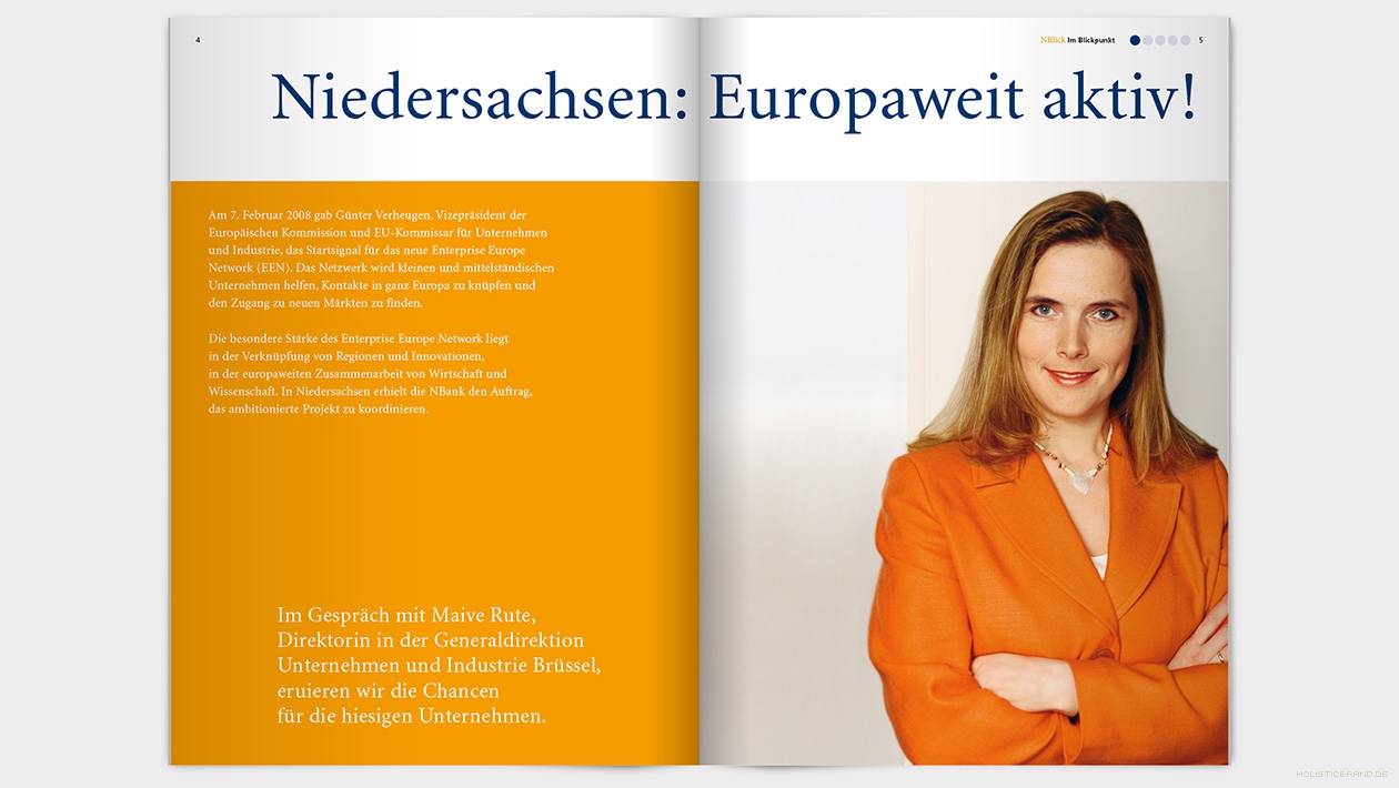 Redaktionelle Bilder wurden farblich an die Bildwelt angeglichen. Layout einer Doppelseite mit Portraitfoto einer Frau und Text