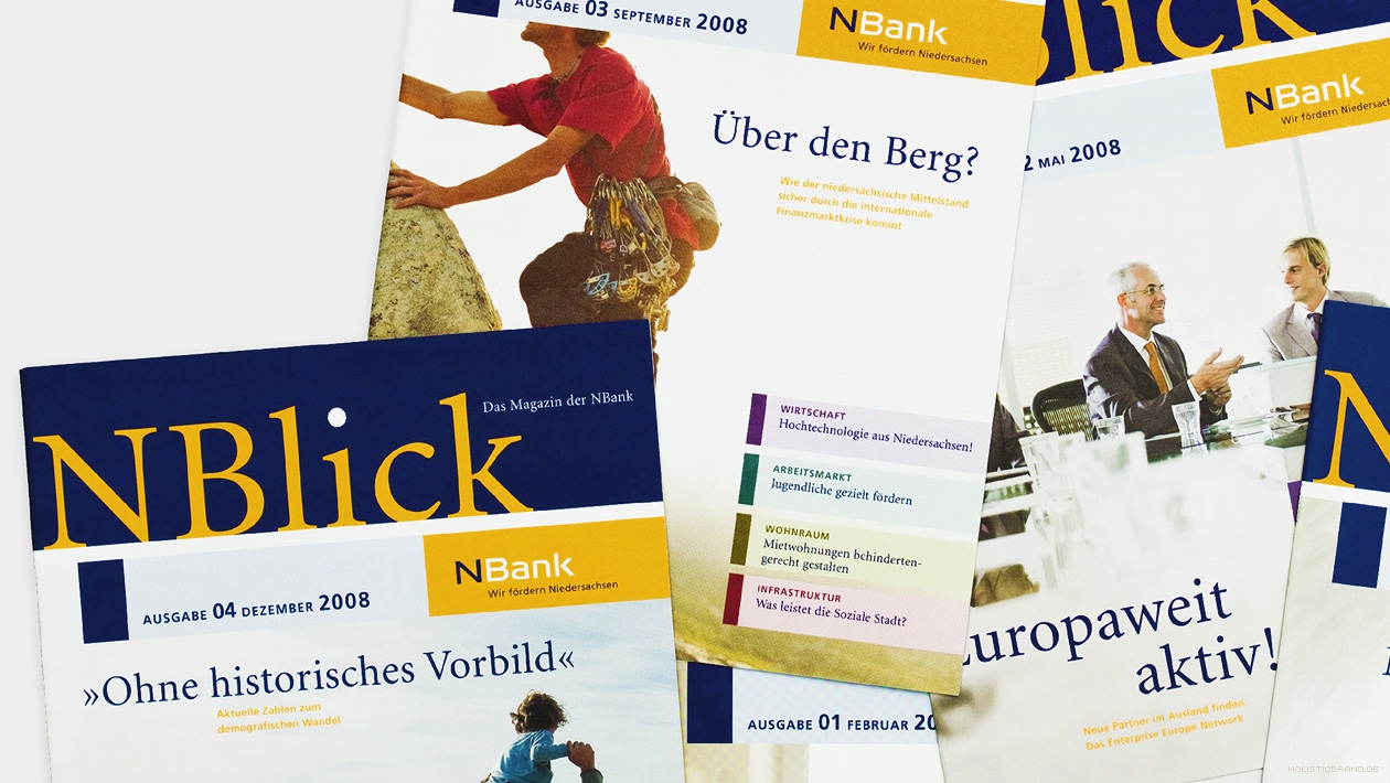 Mehrere Titelseiten des NBlick. Verschiedene Magazine ungeordnet nebeneinandergelegt