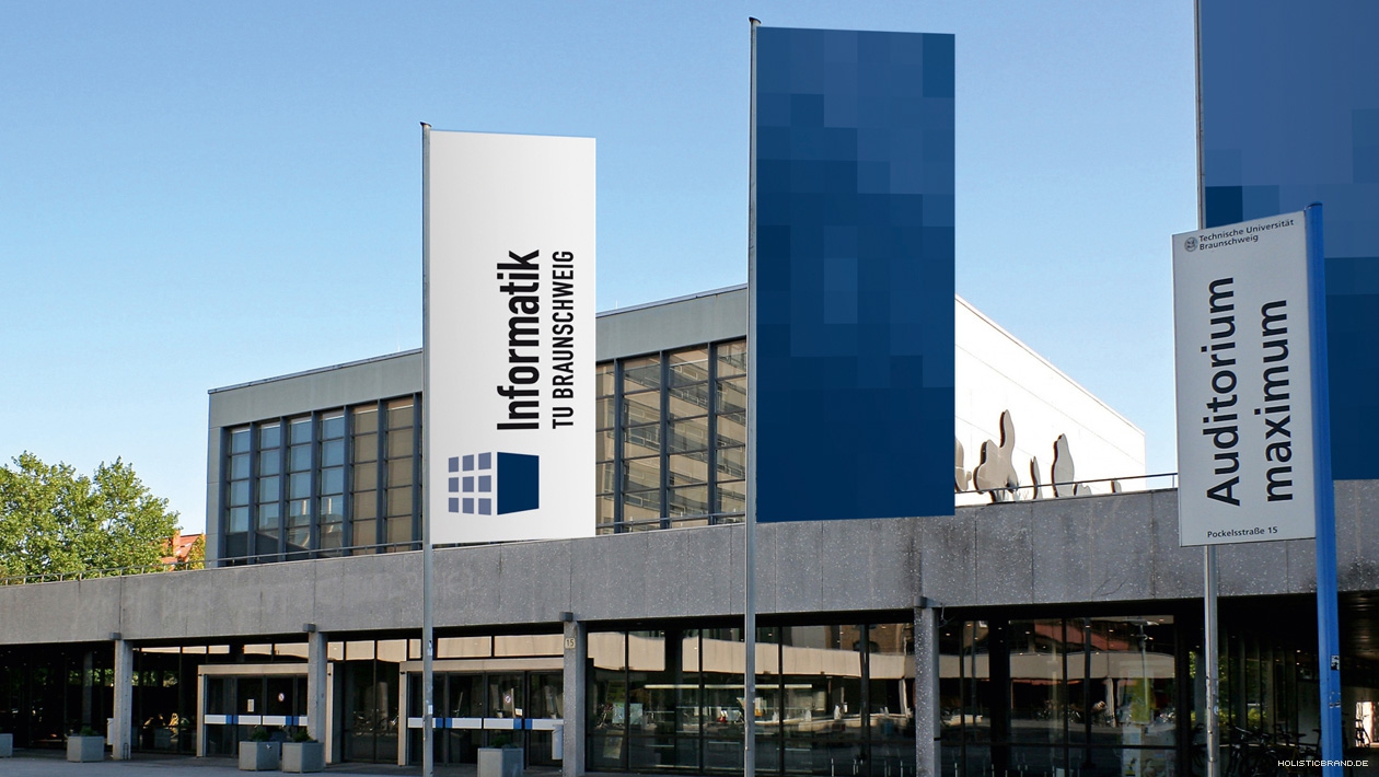 Konzept für das Department Informatik der TU Braunschweig. Bildkomposition mit prototypischen Fahnen vor einem Hochschulgebäude