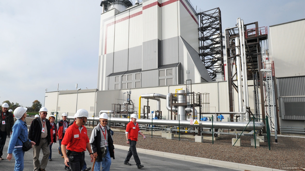 Besucher auf einem Gas- und Dampfturbinen-Kraftwerk-Werksgelände