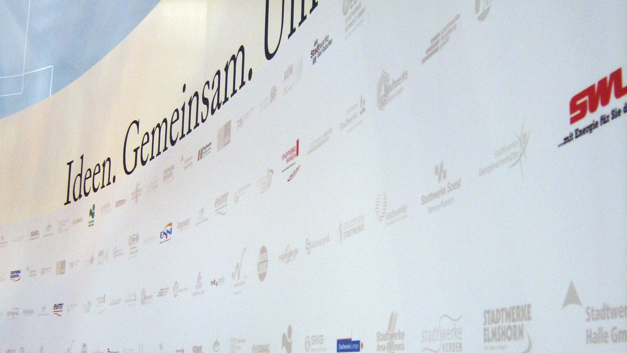 Detailfoto vom Messestand Partnerwand