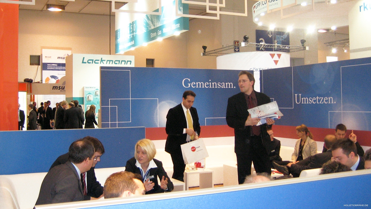 Foto vom Messestand mit Standbesuchern