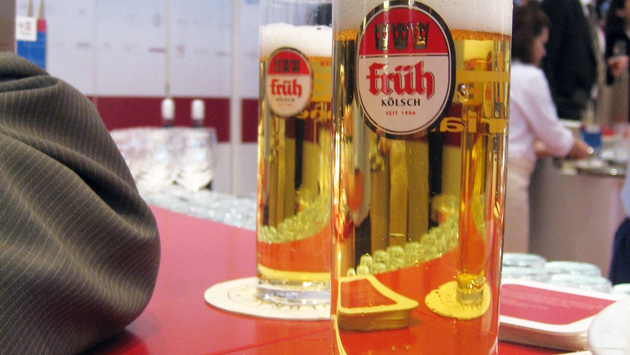 Detailfoto vom Messestand mit gefüllten Biergläsern